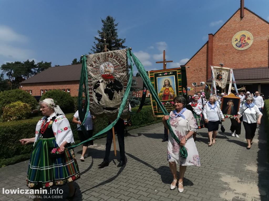 Procesja eucharystyczna ulicami dzielnicy Korabka w Łowiczu