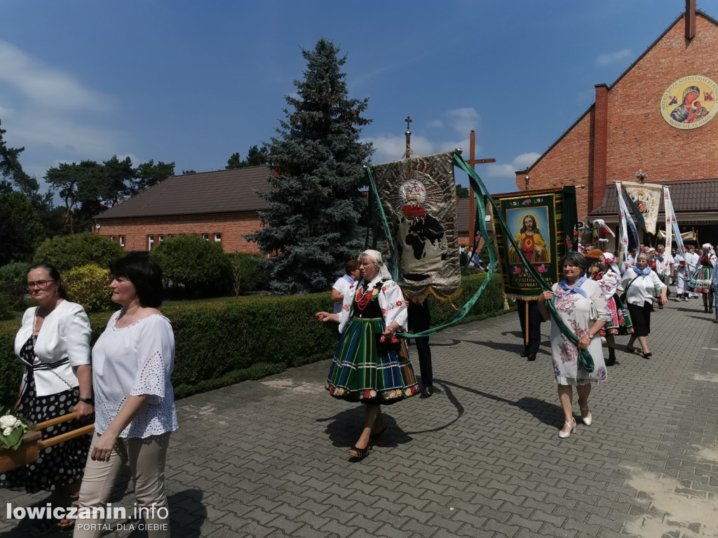 Procesja eucharystyczna ulicami dzielnicy Korabka w Łowiczu