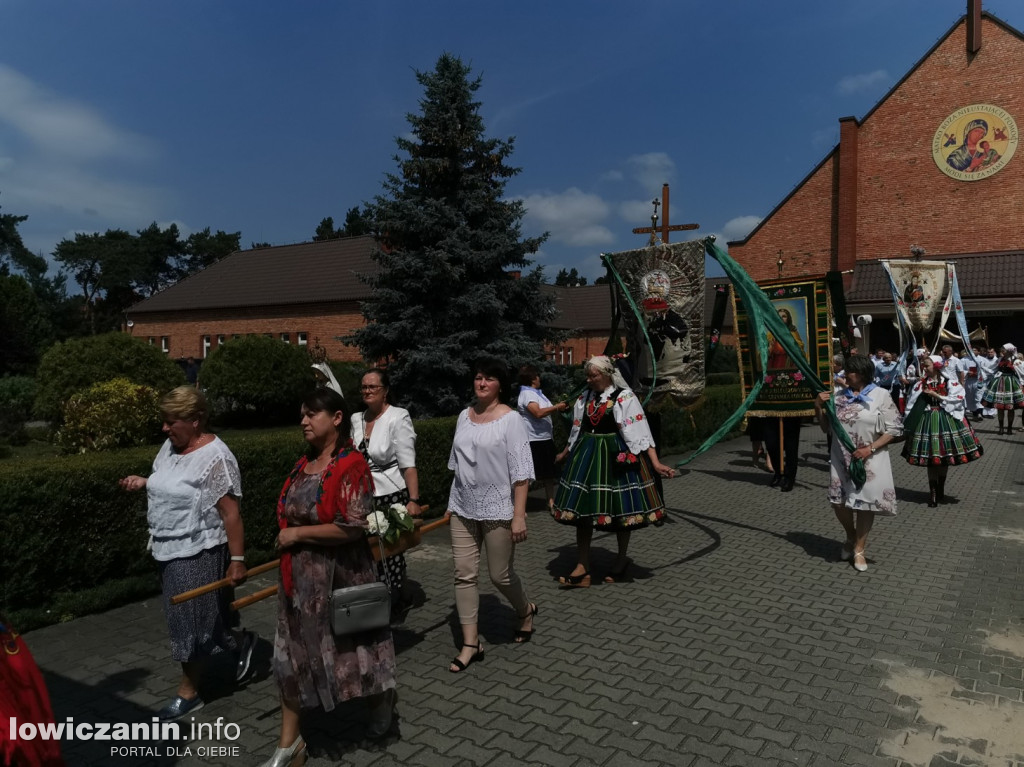 Procesja eucharystyczna ulicami dzielnicy Korabka w Łowiczu