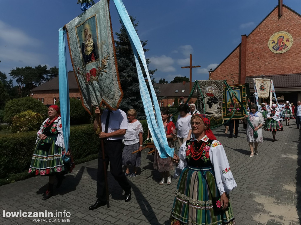 Procesja eucharystyczna ulicami dzielnicy Korabka w Łowiczu