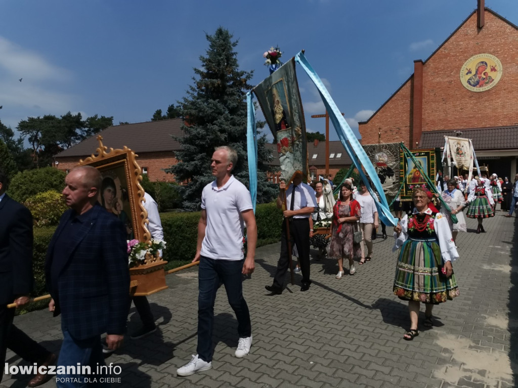 Procesja eucharystyczna ulicami dzielnicy Korabka w Łowiczu