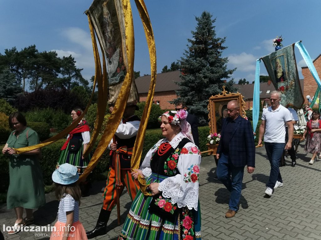 Procesja eucharystyczna ulicami dzielnicy Korabka w Łowiczu
