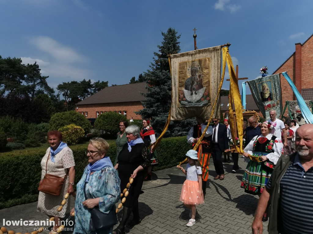 Procesja eucharystyczna ulicami dzielnicy Korabka w Łowiczu