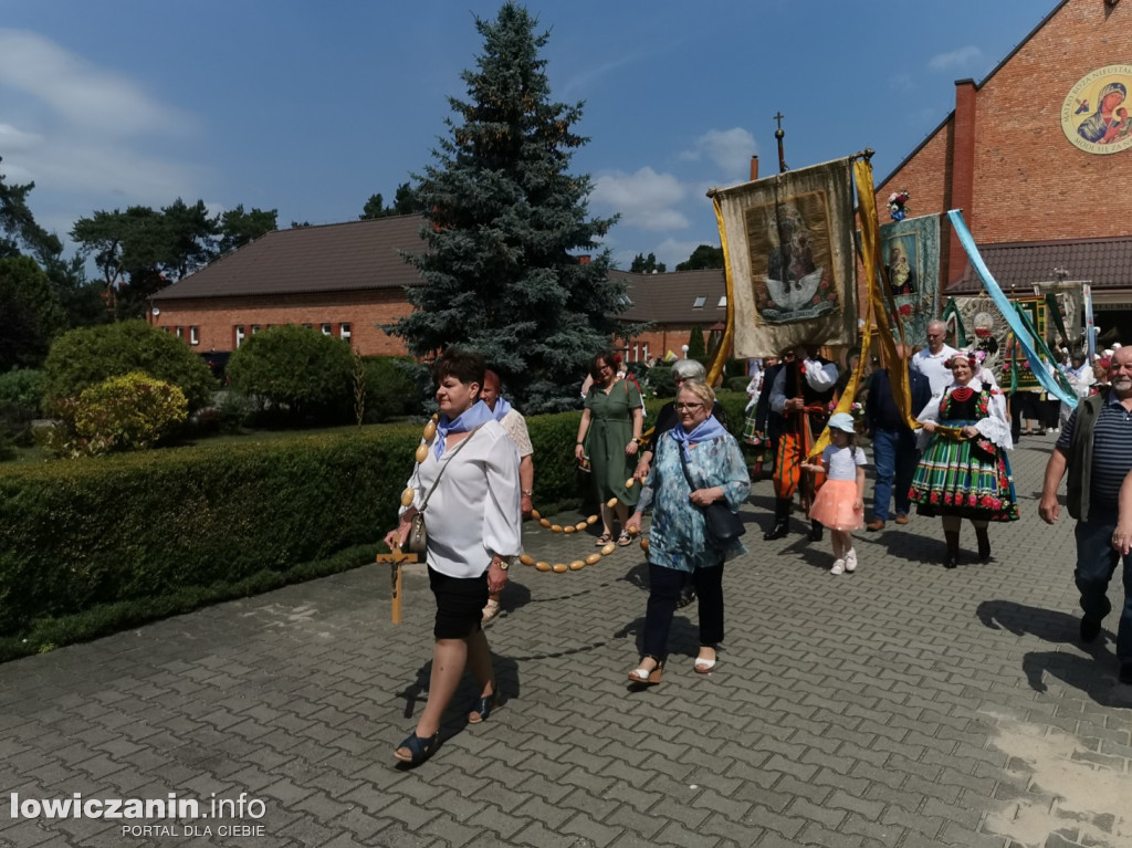 Procesja eucharystyczna ulicami dzielnicy Korabka w Łowiczu