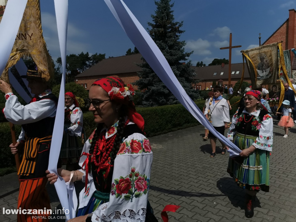 Procesja eucharystyczna ulicami dzielnicy Korabka w Łowiczu