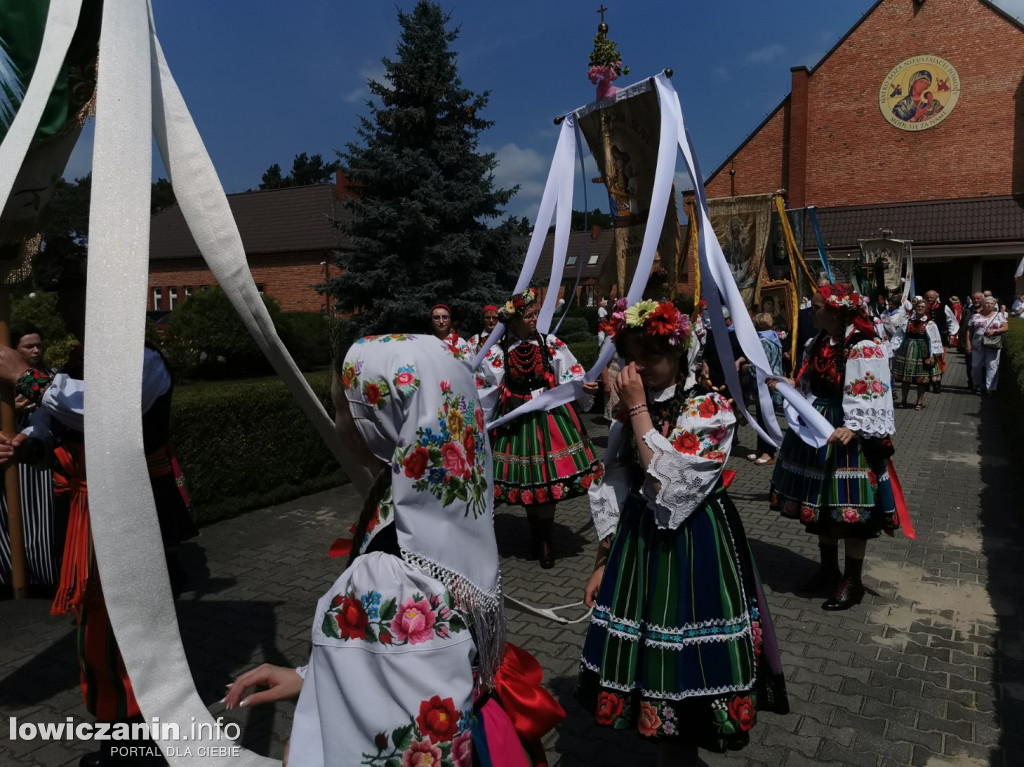 Procesja eucharystyczna ulicami dzielnicy Korabka w Łowiczu