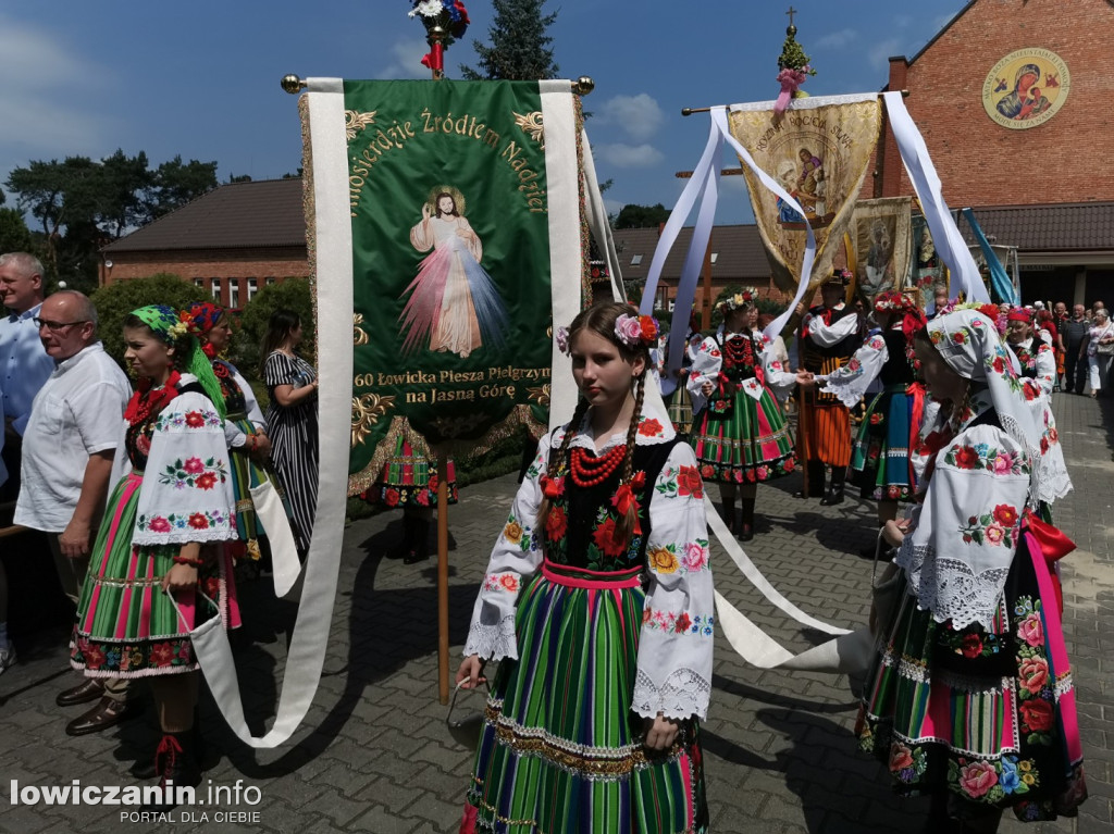 Procesja eucharystyczna ulicami dzielnicy Korabka w Łowiczu