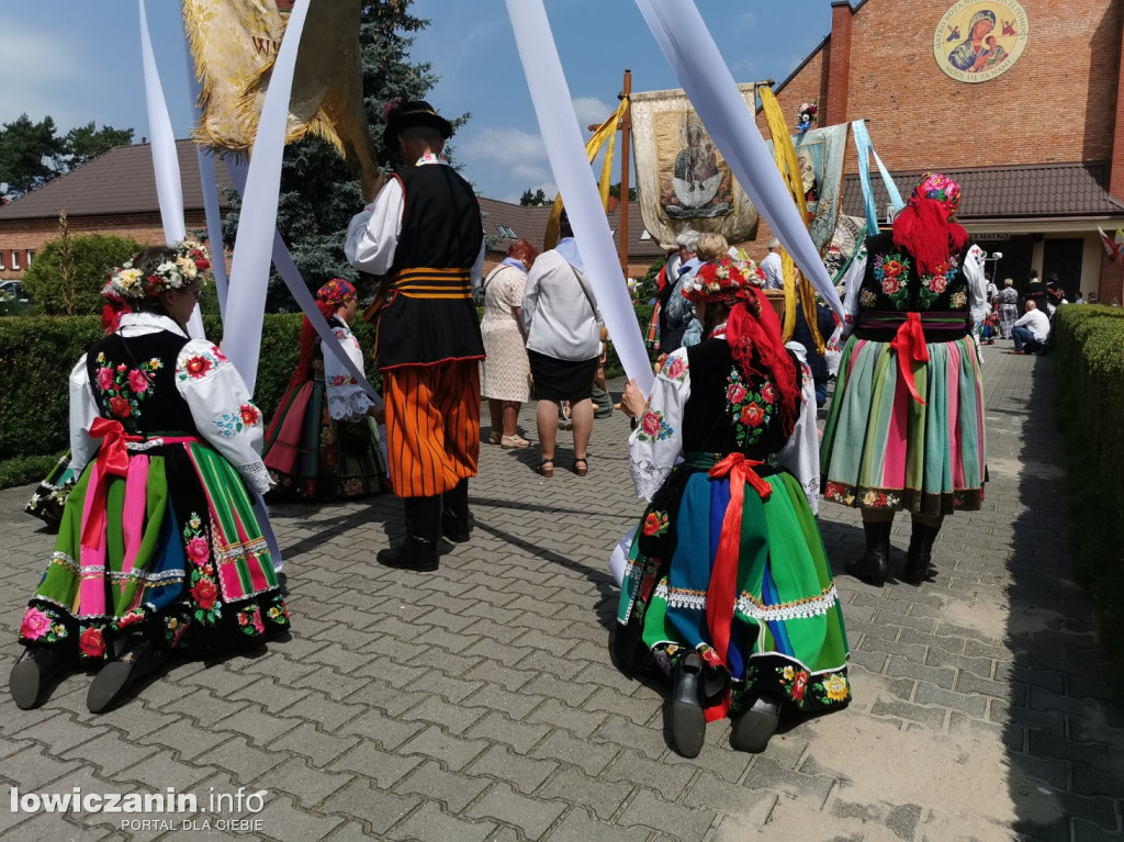 Procesja eucharystyczna ulicami dzielnicy Korabka w Łowiczu