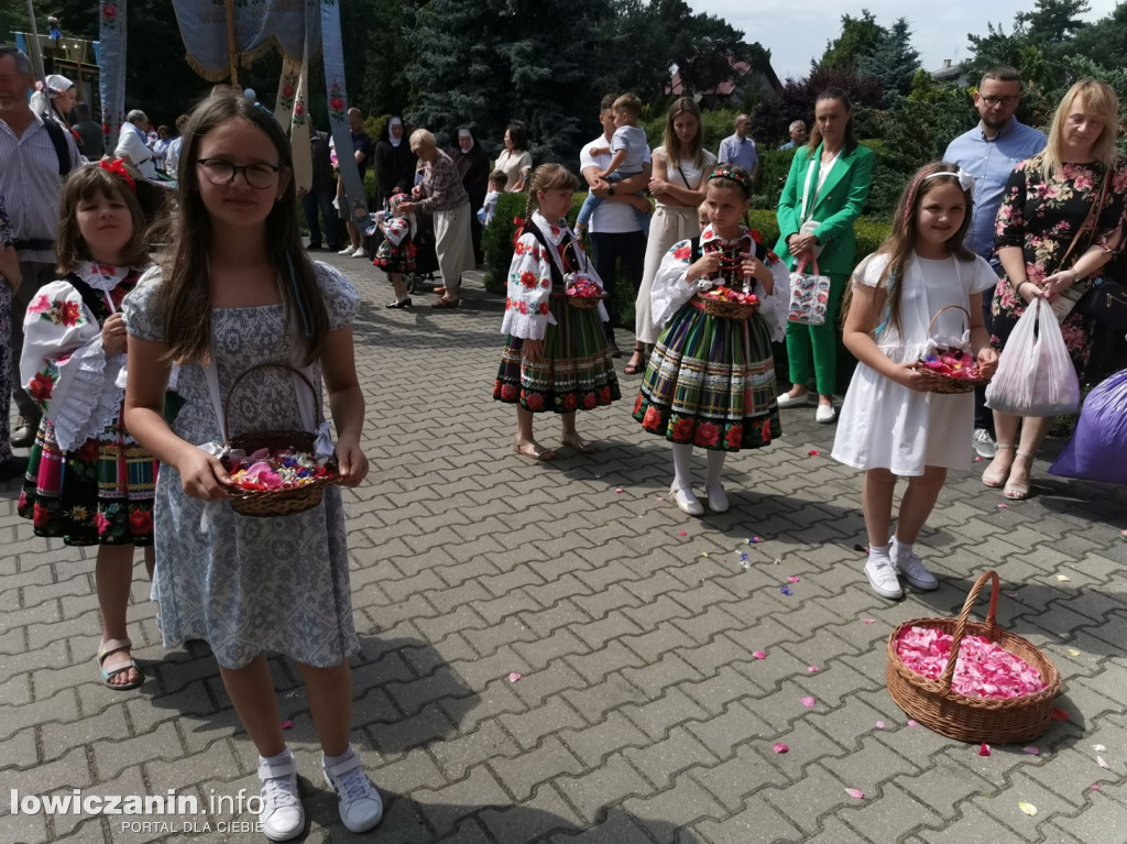 Procesja eucharystyczna ulicami dzielnicy Korabka w Łowiczu