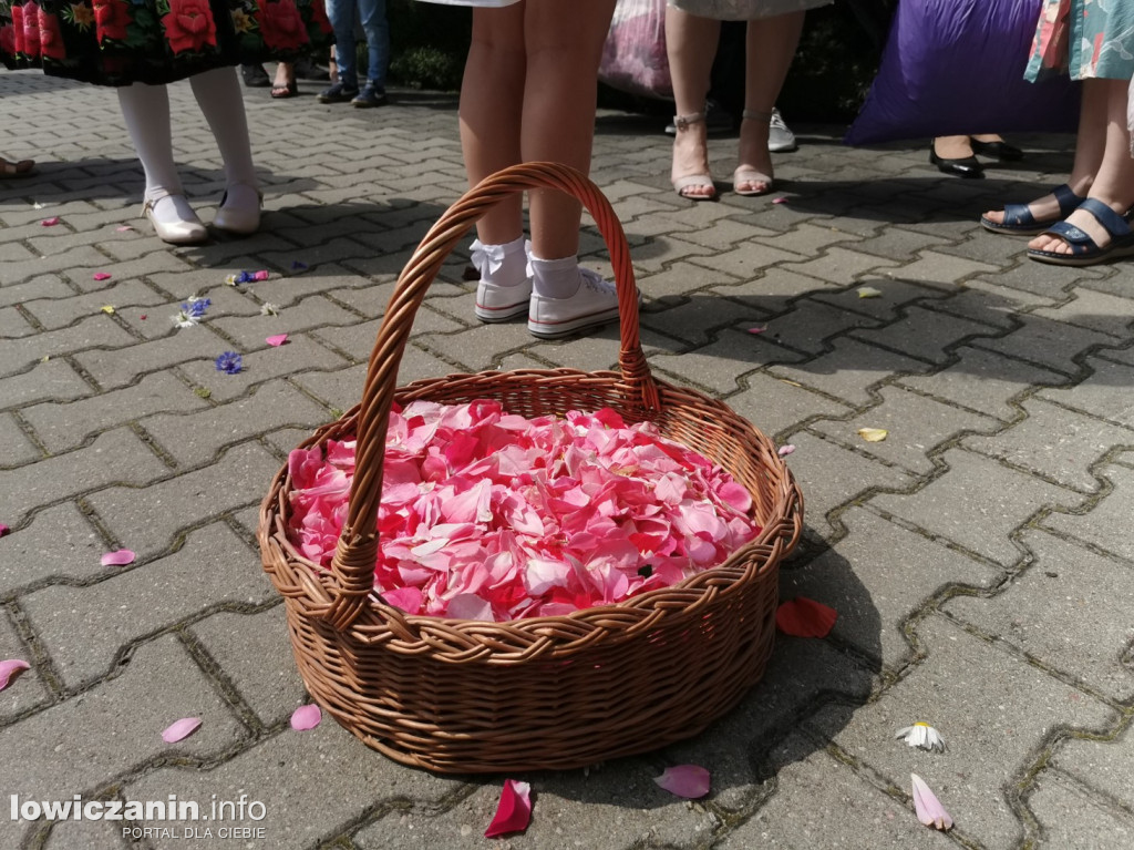 Procesja eucharystyczna ulicami dzielnicy Korabka w Łowiczu