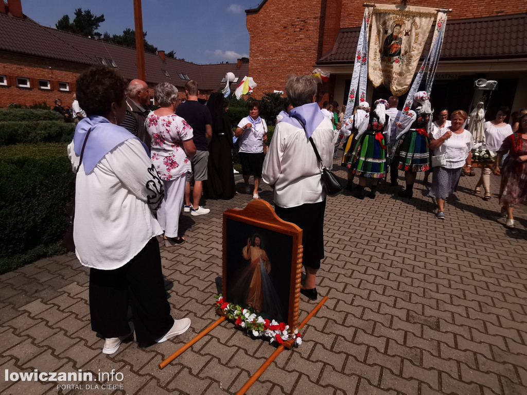 Procesja eucharystyczna ulicami dzielnicy Korabka w Łowiczu
