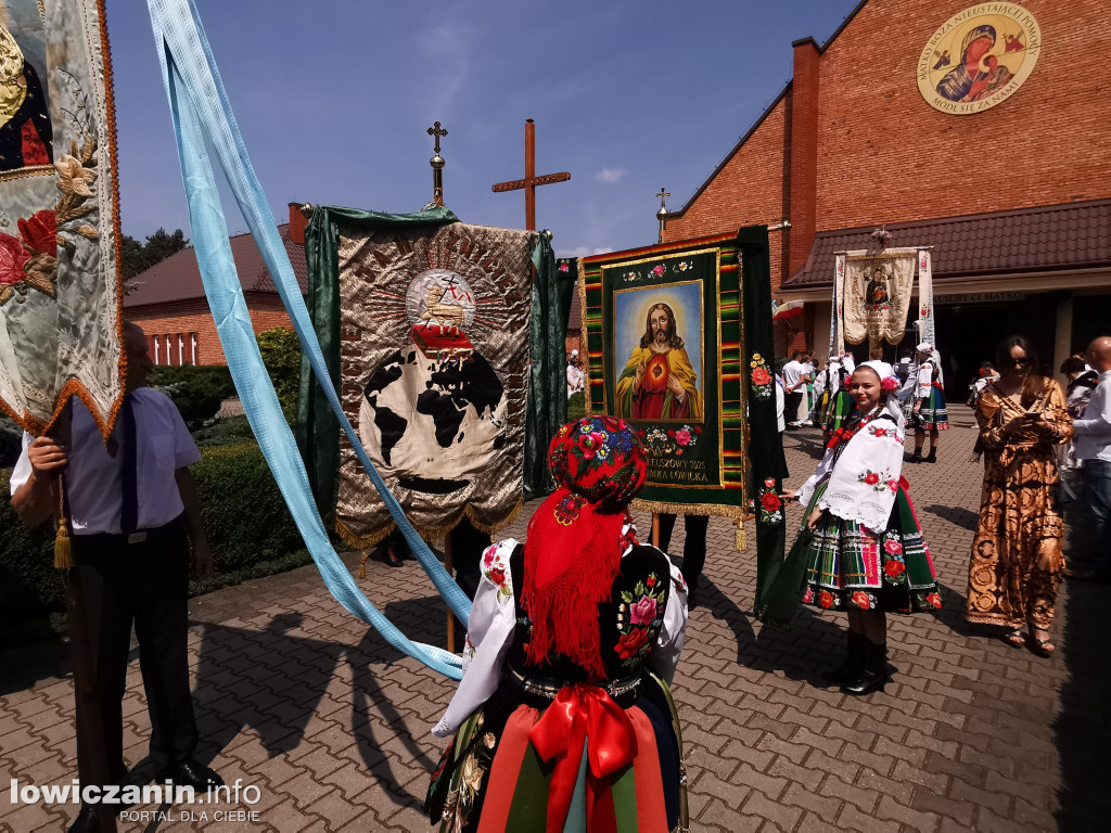 Procesja eucharystyczna ulicami dzielnicy Korabka w Łowiczu