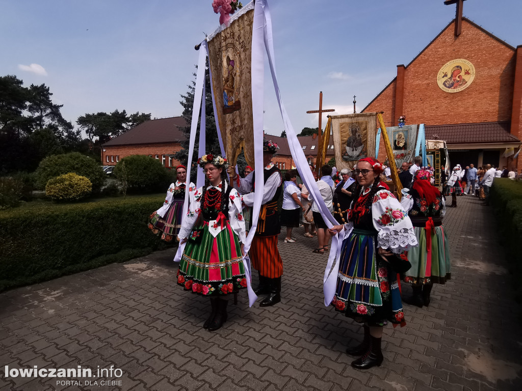 Procesja eucharystyczna ulicami dzielnicy Korabka w Łowiczu