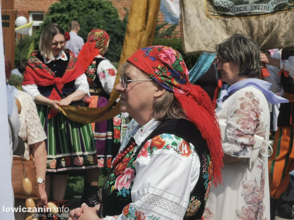 Procesja eucharystyczna ulicami dzielnicy Korabka w Łowiczu