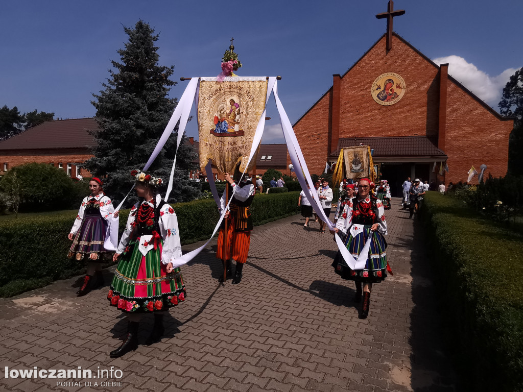 Procesja eucharystyczna ulicami dzielnicy Korabka w Łowiczu