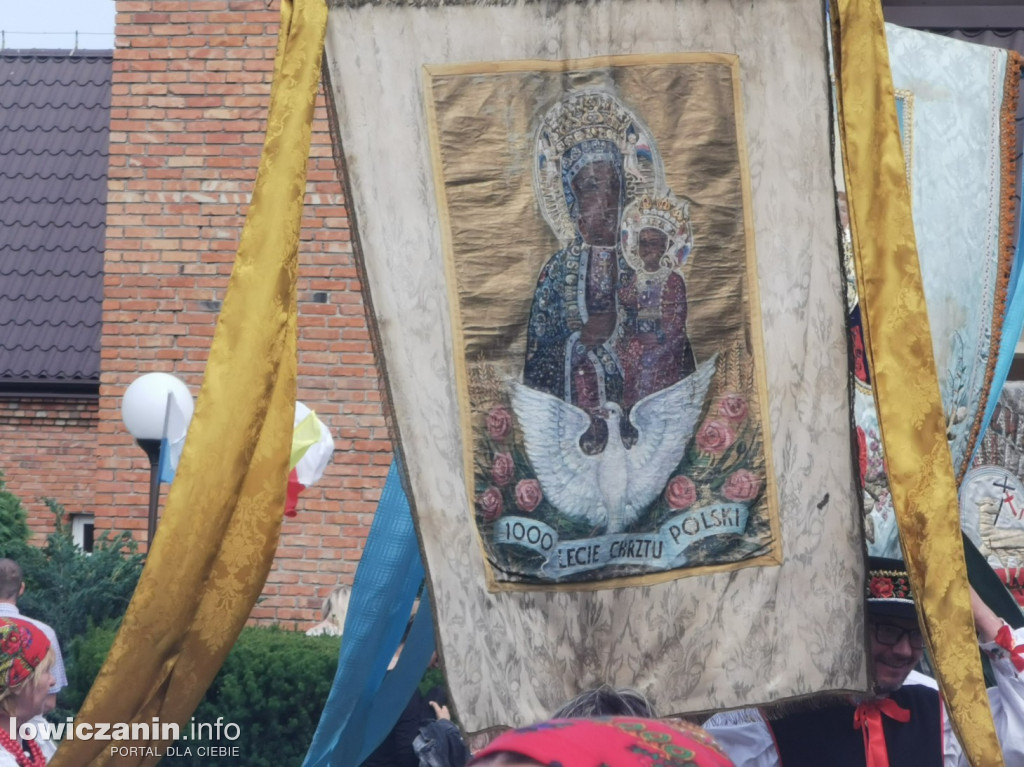 Procesja eucharystyczna ulicami dzielnicy Korabka w Łowiczu