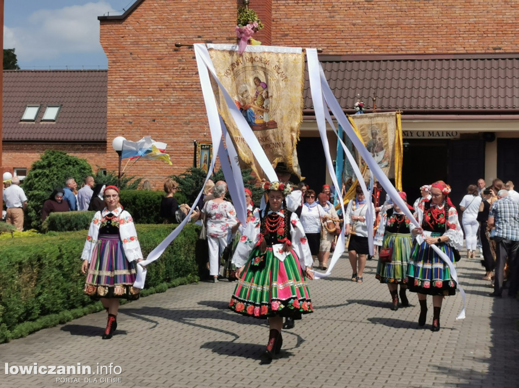 Procesja eucharystyczna ulicami dzielnicy Korabka w Łowiczu