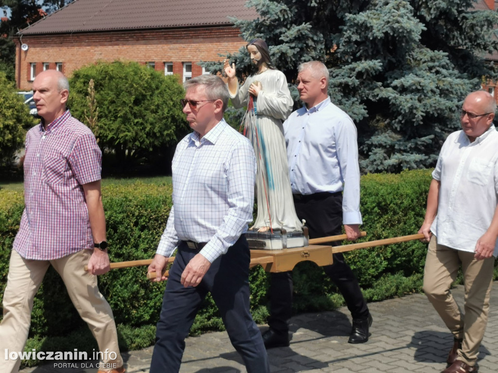 Procesja eucharystyczna ulicami dzielnicy Korabka w Łowiczu