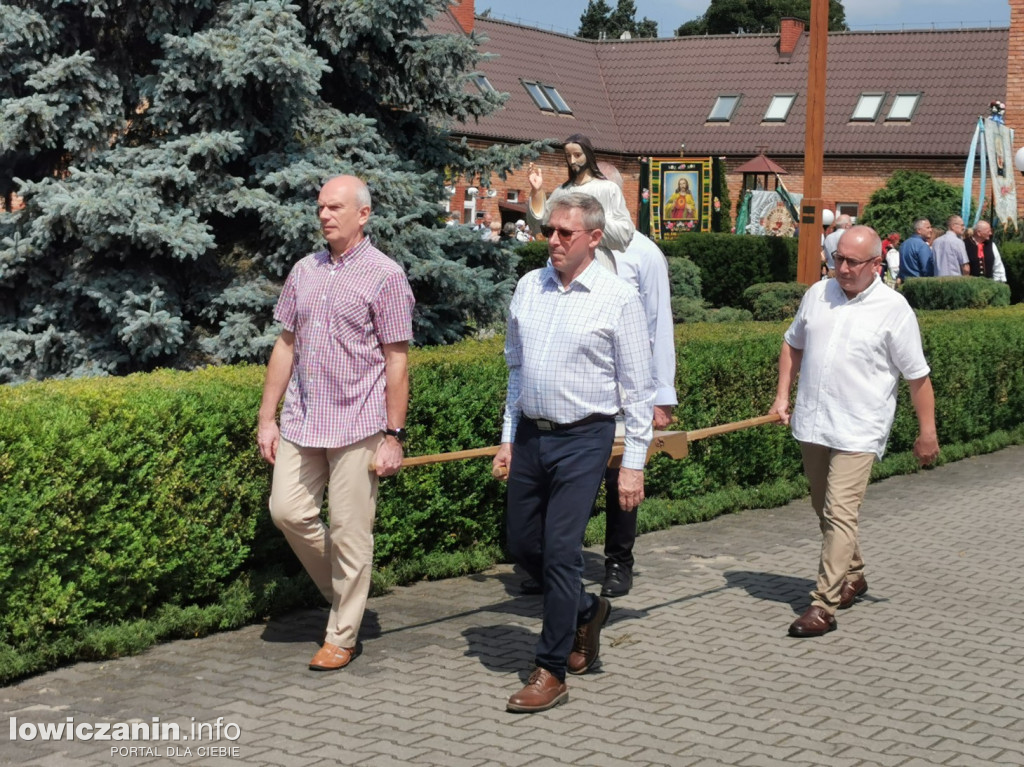 Procesja eucharystyczna ulicami dzielnicy Korabka w Łowiczu