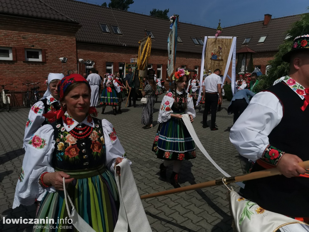 Procesja eucharystyczna ulicami dzielnicy Korabka w Łowiczu