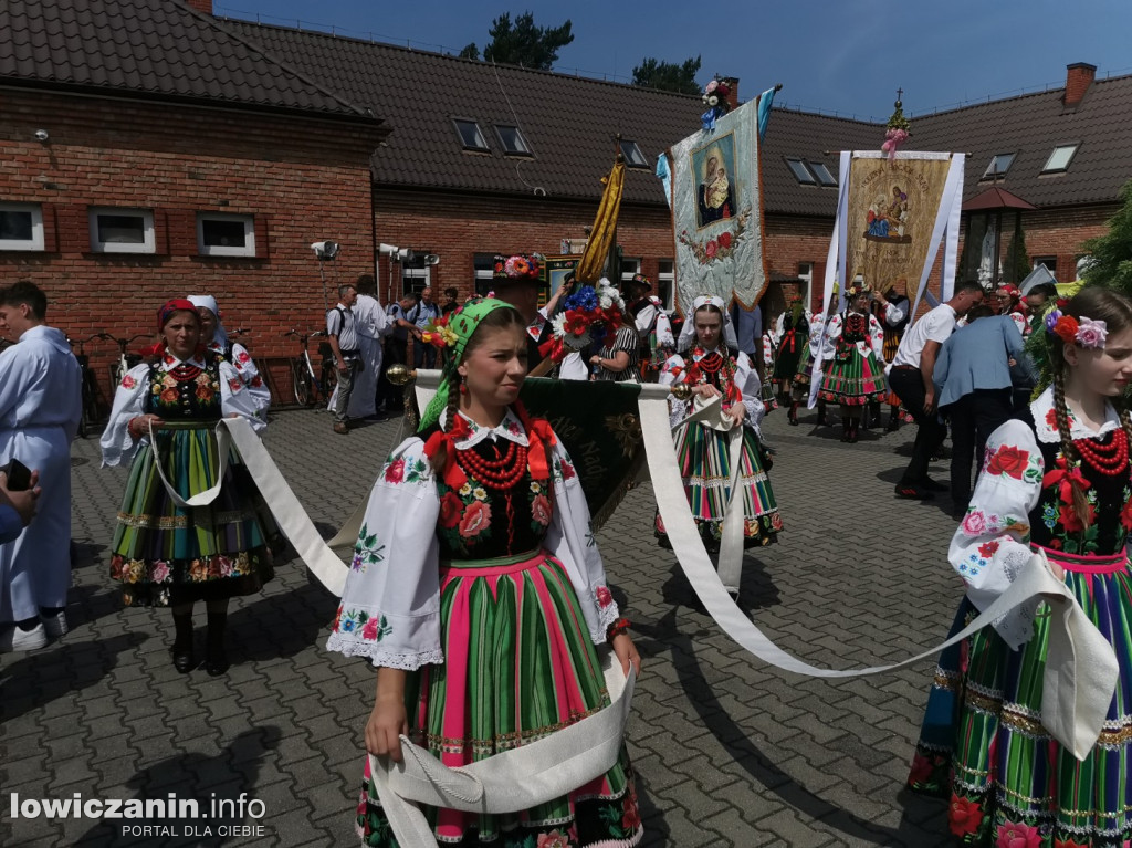 Procesja eucharystyczna ulicami dzielnicy Korabka w Łowiczu
