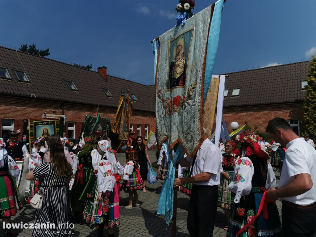 Procesja eucharystyczna ulicami dzielnicy Korabka w Łowiczu