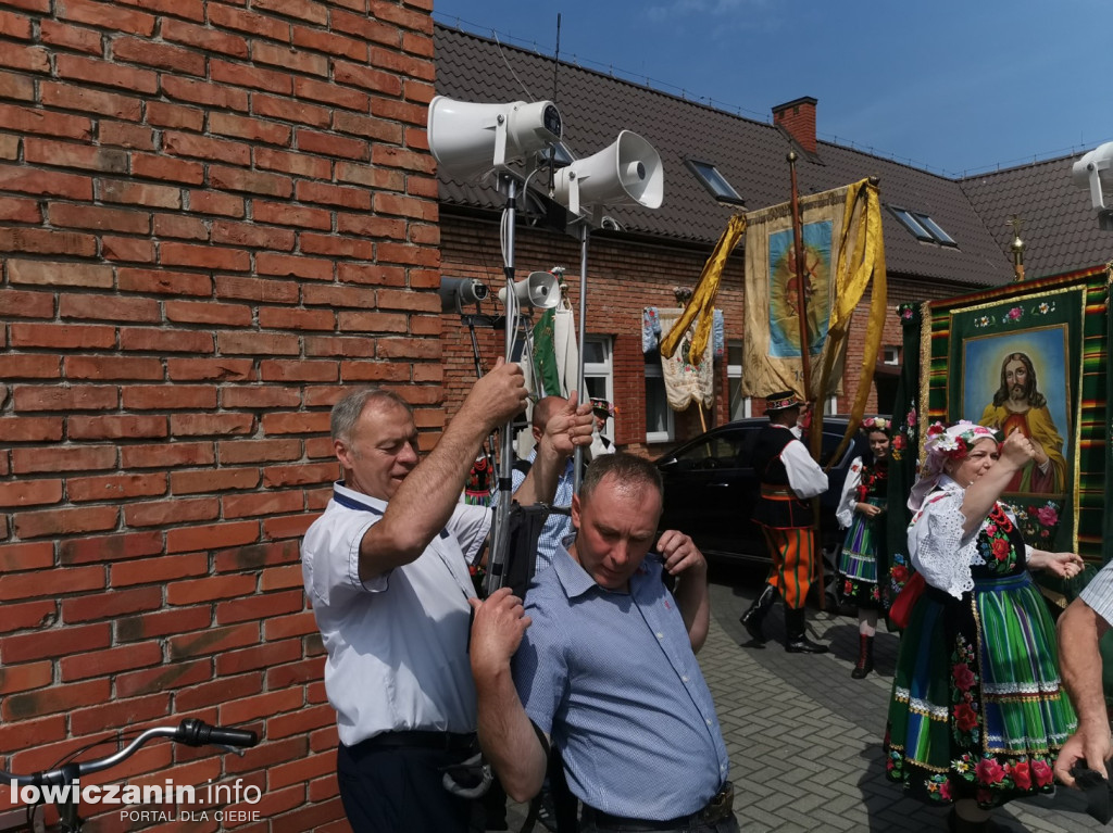 Procesja eucharystyczna ulicami dzielnicy Korabka w Łowiczu