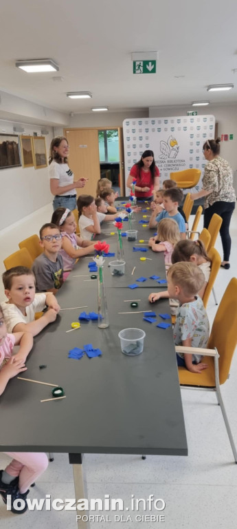 Zajęcia z tworzenia kwiatów z bibuły
