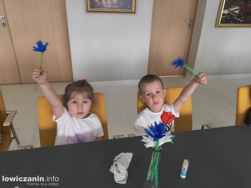 Zajęcia z tworzenia kwiatów z bibuły