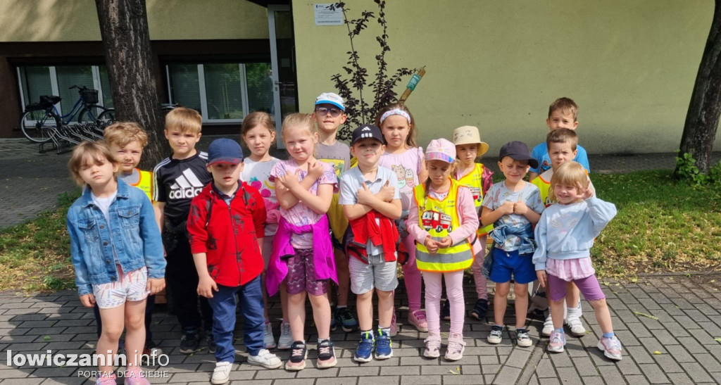 Zajęcia z tworzenia kwiatów z bibuły
