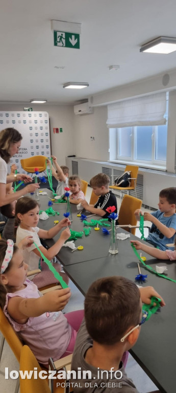 Zajęcia z tworzenia kwiatów z bibuły