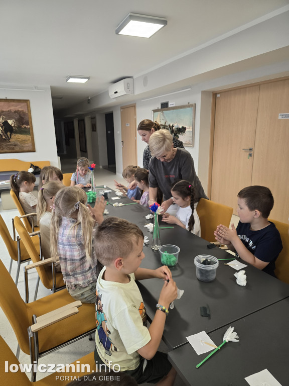 Zajęcia z tworzenia kwiatów z bibuły