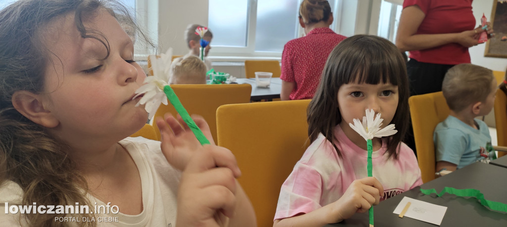 Zajęcia z tworzenia kwiatów z bibuły
