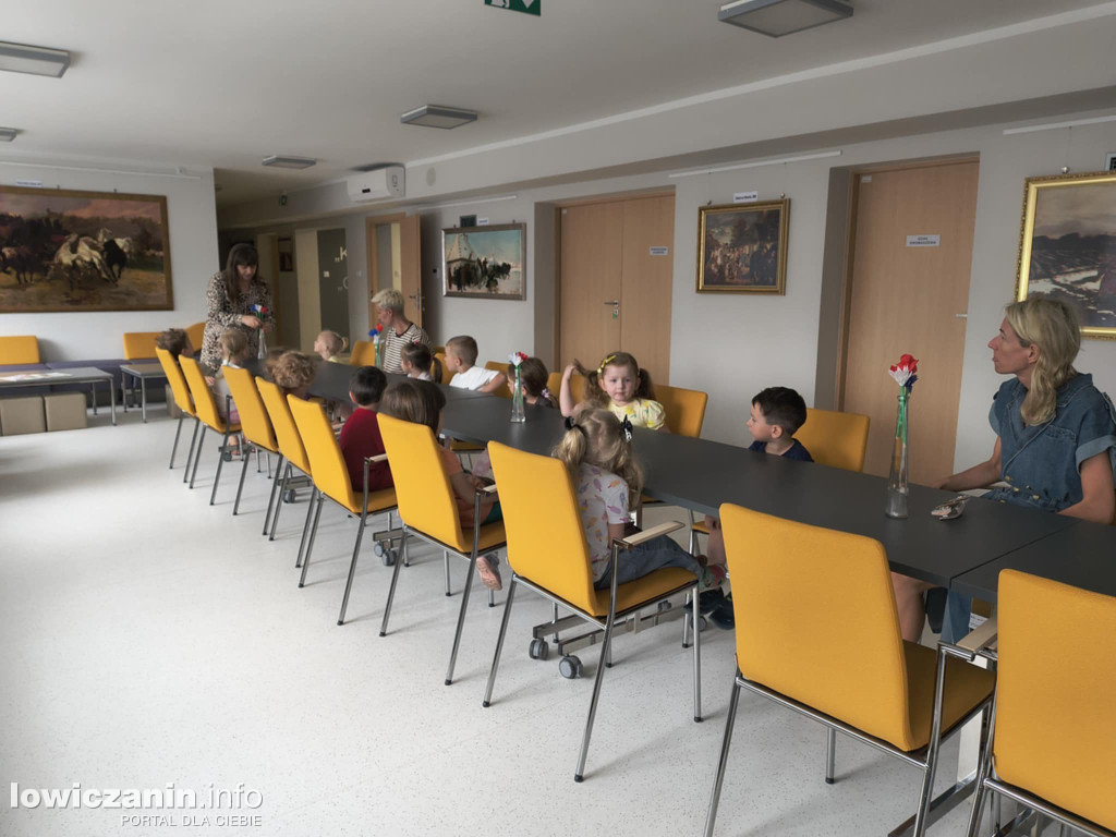 Zajęcia z tworzenia kwiatów z bibuły