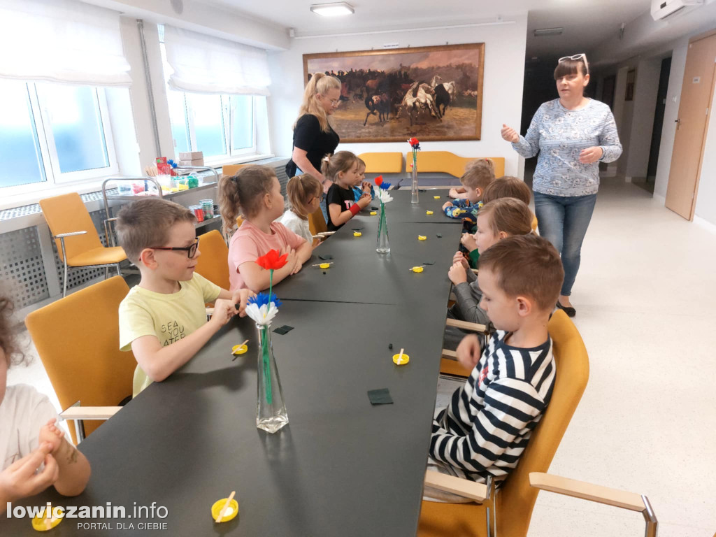 Zajęcia z tworzenia kwiatów z bibuły
