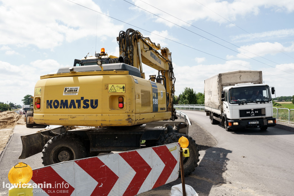 Półmetek prac na drodze wojewódzkiej nr 704 w Nowych Grudzach i Gzince