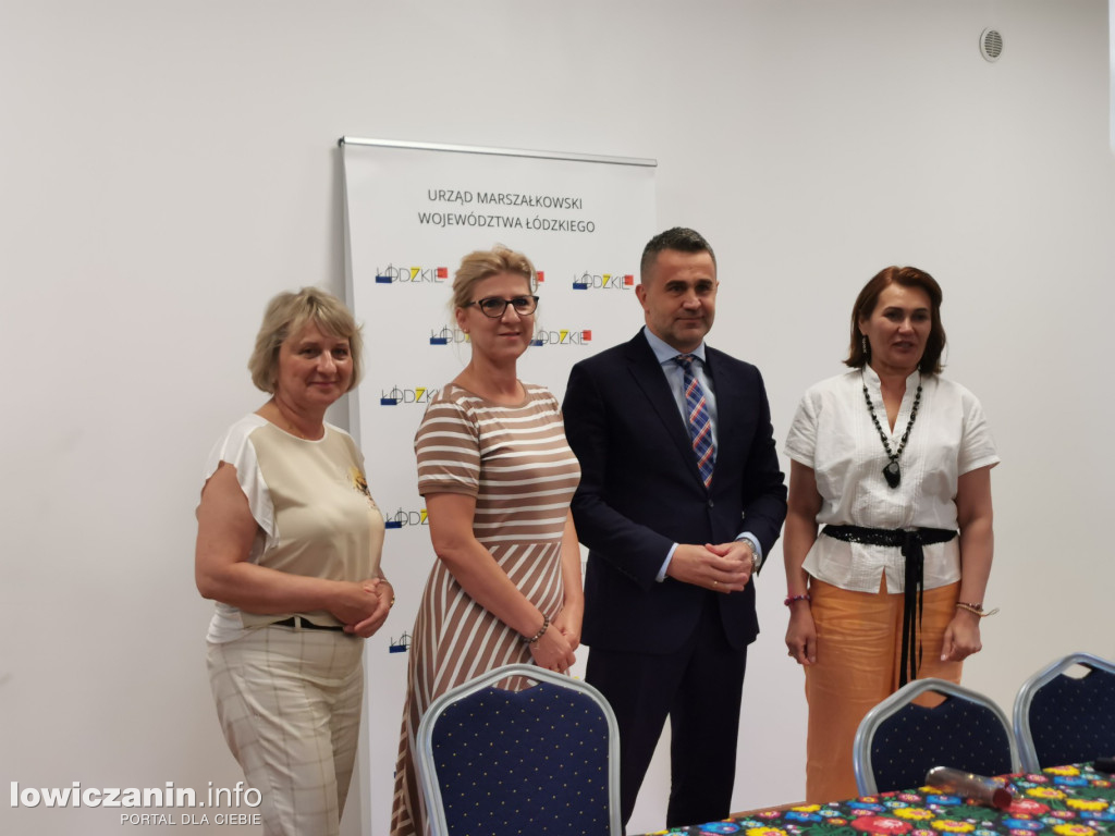 11 gmin z regionu podpisało umowy na rozwój sołectw i infrastrukturę