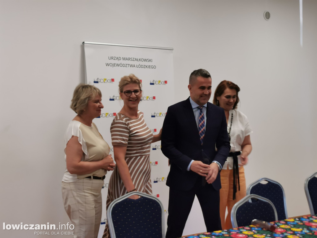 11 gmin z regionu podpisało umowy na rozwój sołectw i infrastrukturę