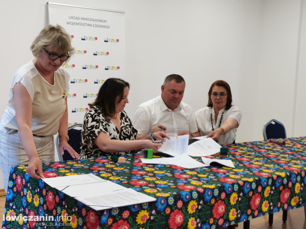 11 gmin z regionu podpisało umowy na rozwój sołectw i infrastrukturę