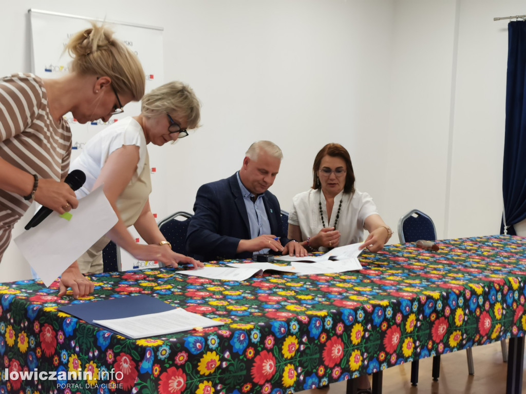 11 gmin z regionu podpisało umowy na rozwój sołectw i infrastrukturę
