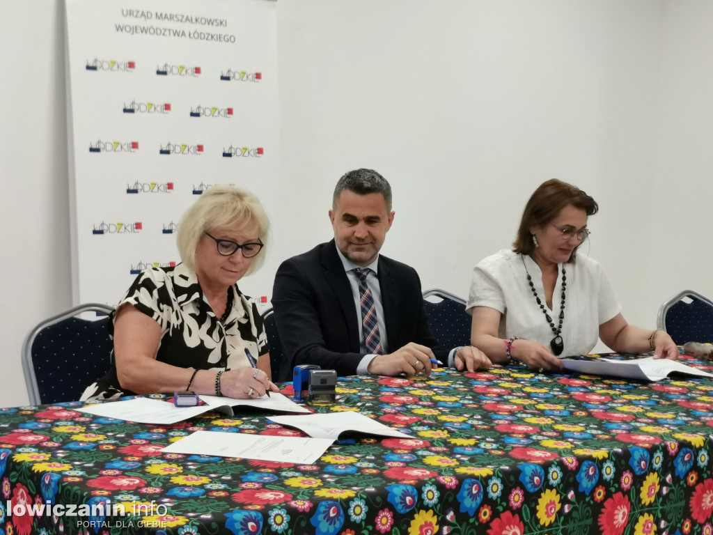 11 gmin z regionu podpisało umowy na rozwój sołectw i infrastrukturę