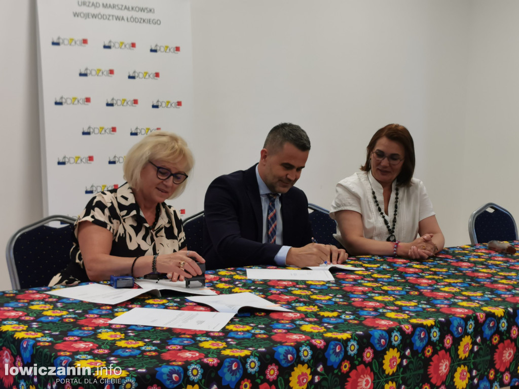 11 gmin z regionu podpisało umowy na rozwój sołectw i infrastrukturę
