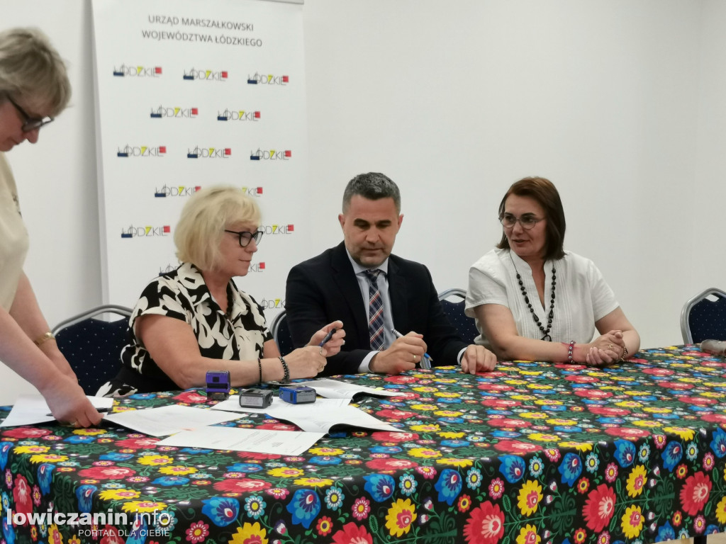 11 gmin z regionu podpisało umowy na rozwój sołectw i infrastrukturę
