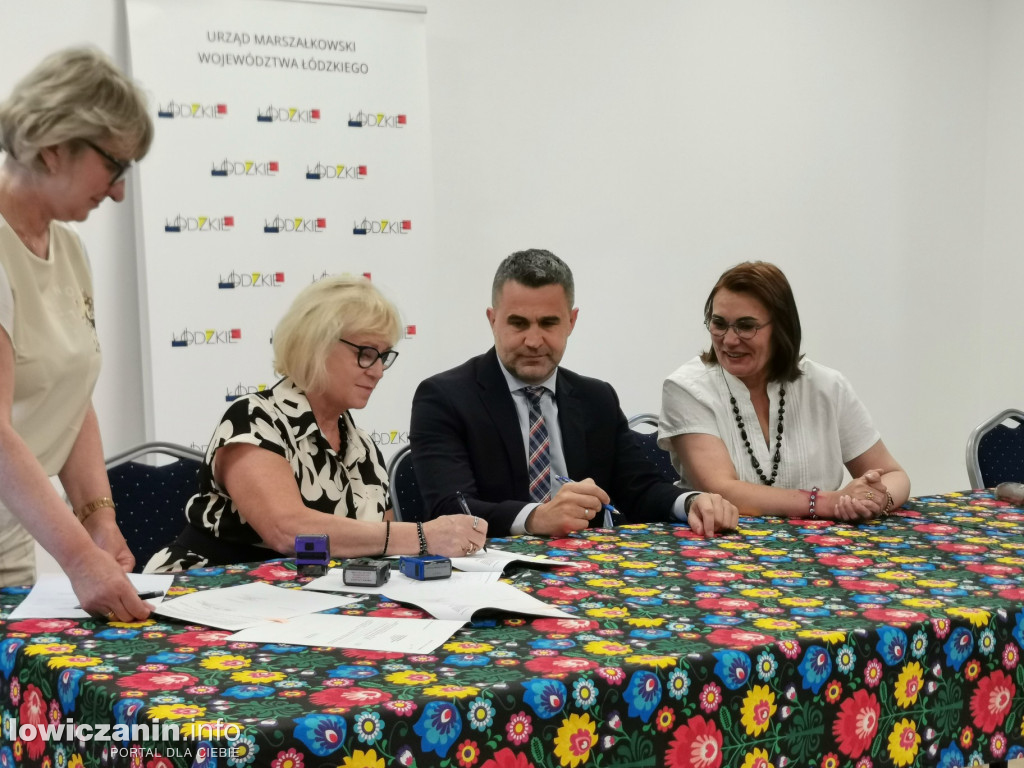 11 gmin z regionu podpisało umowy na rozwój sołectw i infrastrukturę