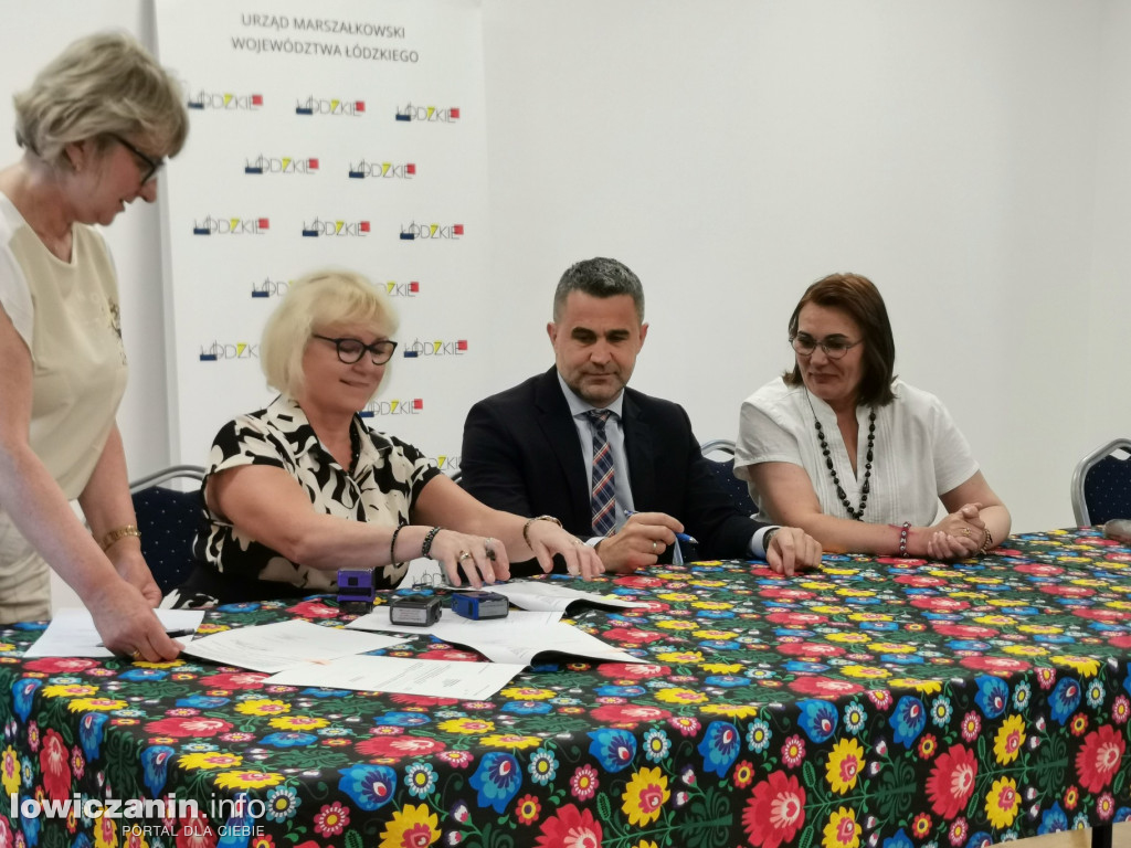 11 gmin z regionu podpisało umowy na rozwój sołectw i infrastrukturę