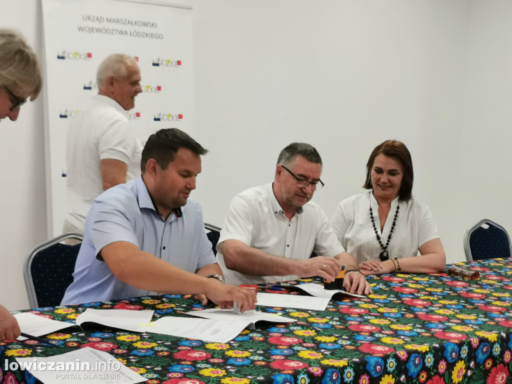 11 gmin z regionu podpisało umowy na rozwój sołectw i infrastrukturę