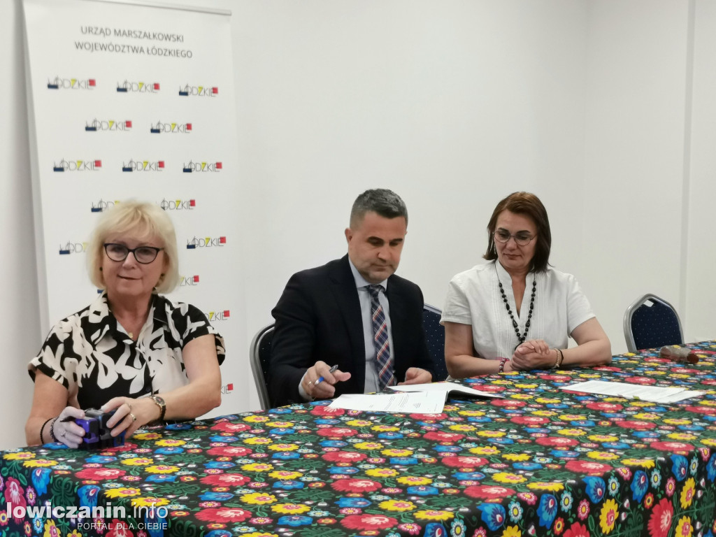 11 gmin z regionu podpisało umowy na rozwój sołectw i infrastrukturę