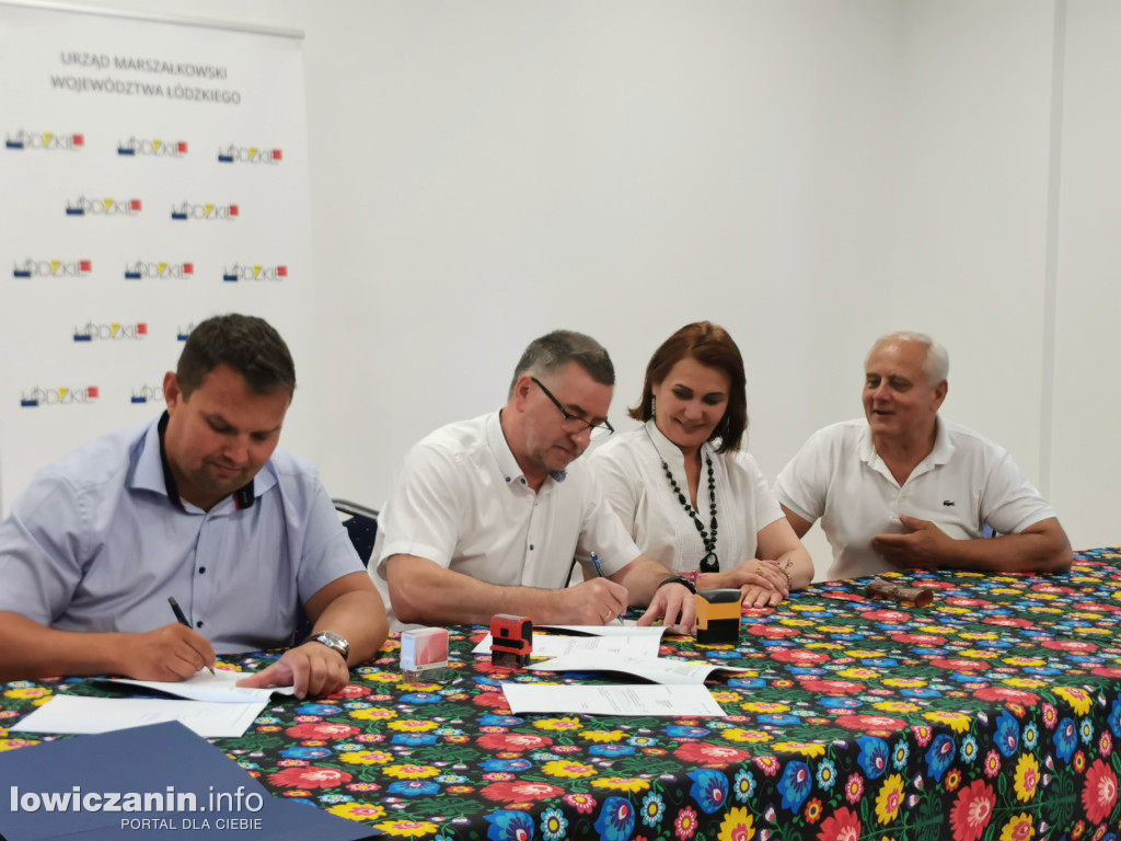 11 gmin z regionu podpisało umowy na rozwój sołectw i infrastrukturę