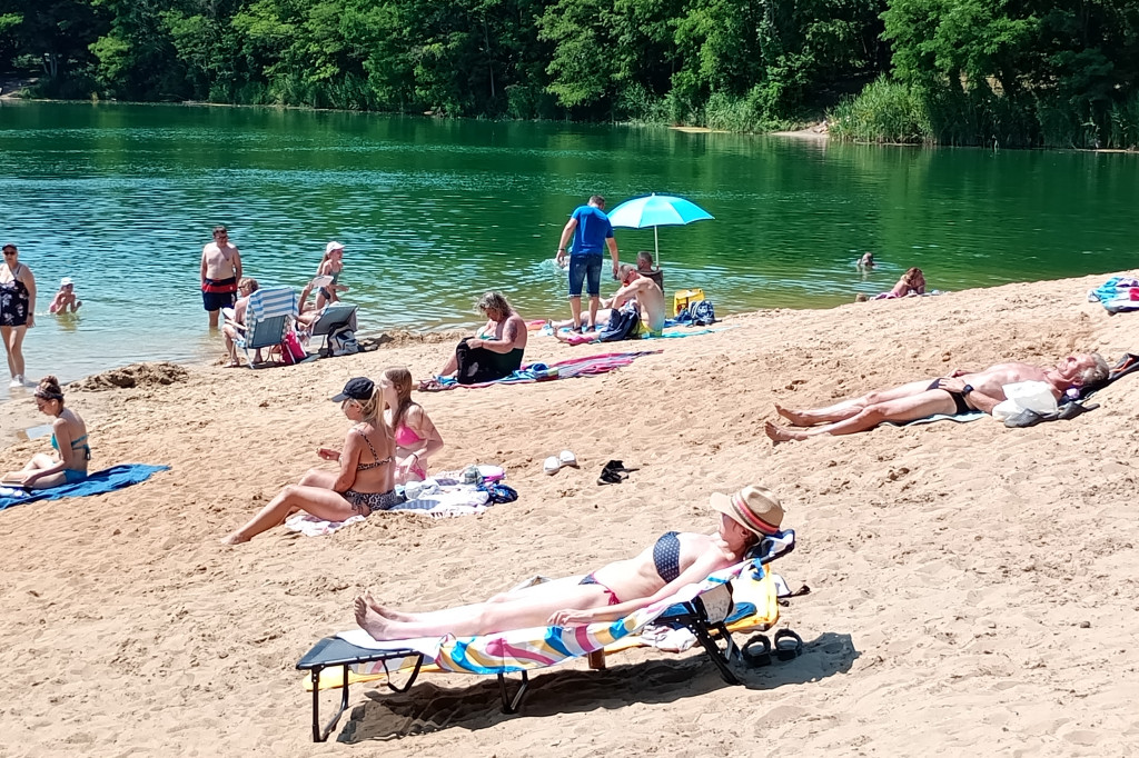 Wiele osób wypoczywa nad wodą w Guźni koło Łowicza