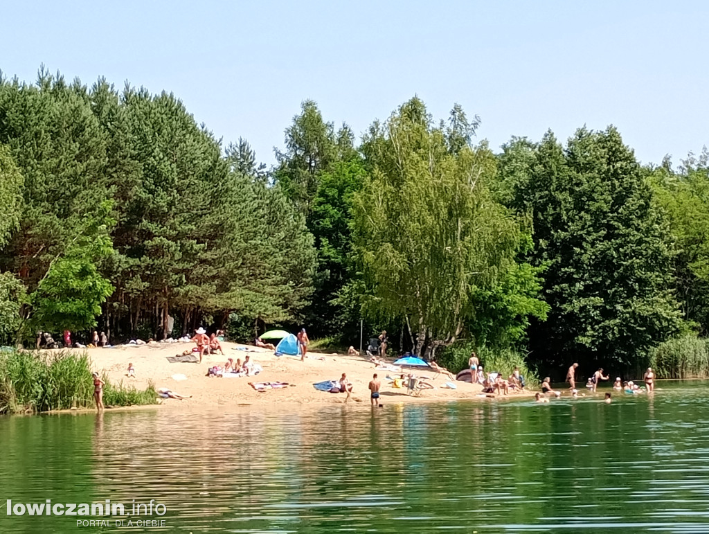 Wiele osób wypoczywa nad wodą w Guźni koło Łowicza